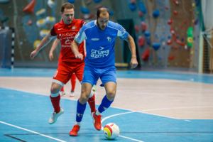 Mecz pierwszej ligi futsalu: Unia Tarnów - GSF Gliwice. Przy piłce Konrad Fryś.